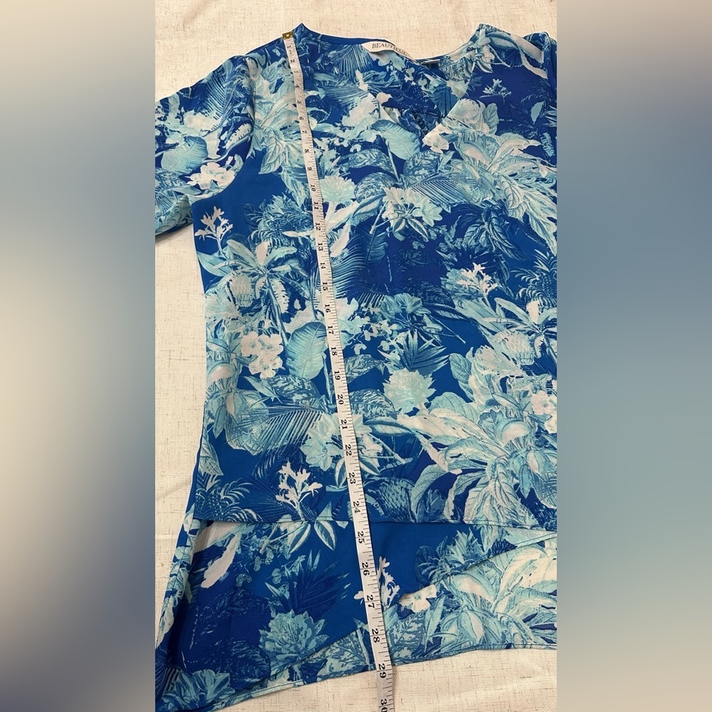 Elegant Blue and White Blouse with Chic Design 💙 - Picture 3 of 11